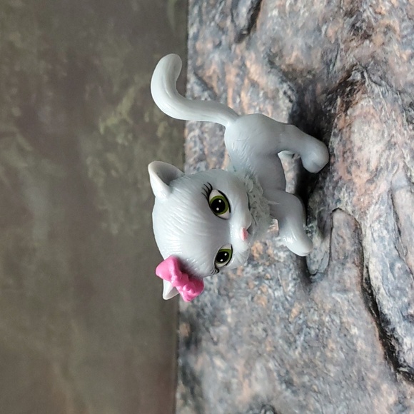 ๐ฅ5/$25๐ฅ Barbie luv me 3 cat - Picture 2 of 3